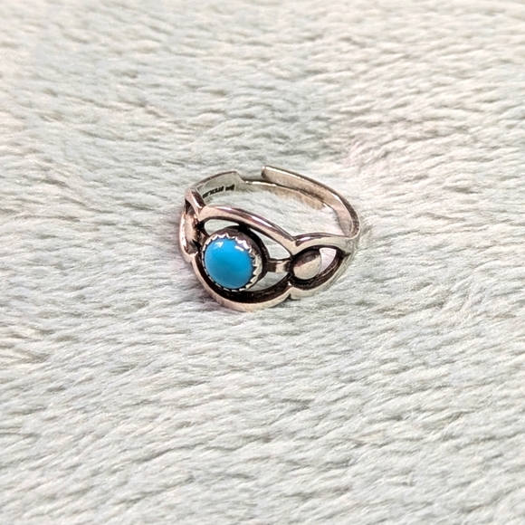 Vintage 70's Southwestern Sterling Silver Ring with Turquoise Stone - Picture 3 of 11